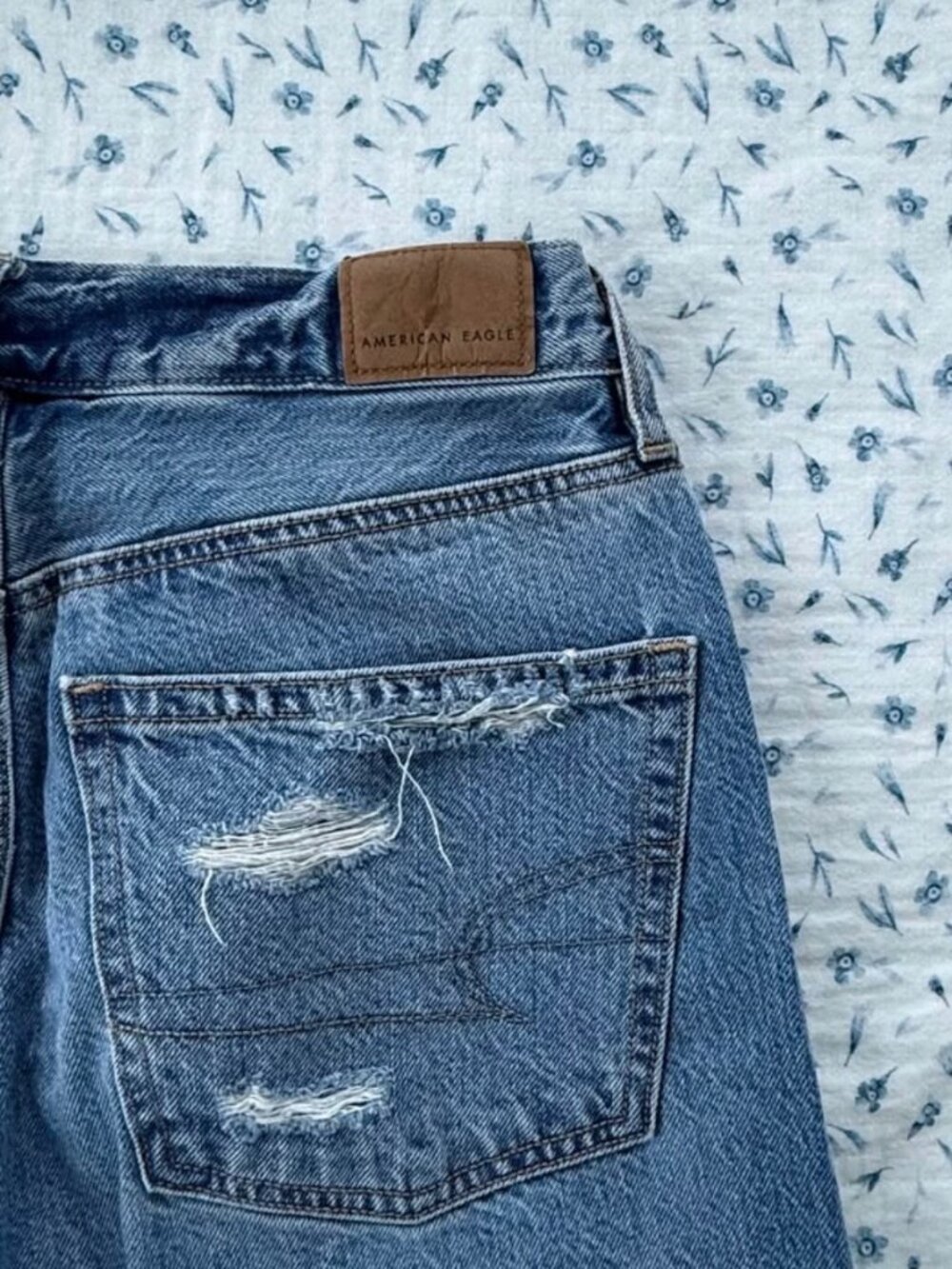 AMERICAN EAGLE 90'S BOYFRIEND RIPPED JEAN